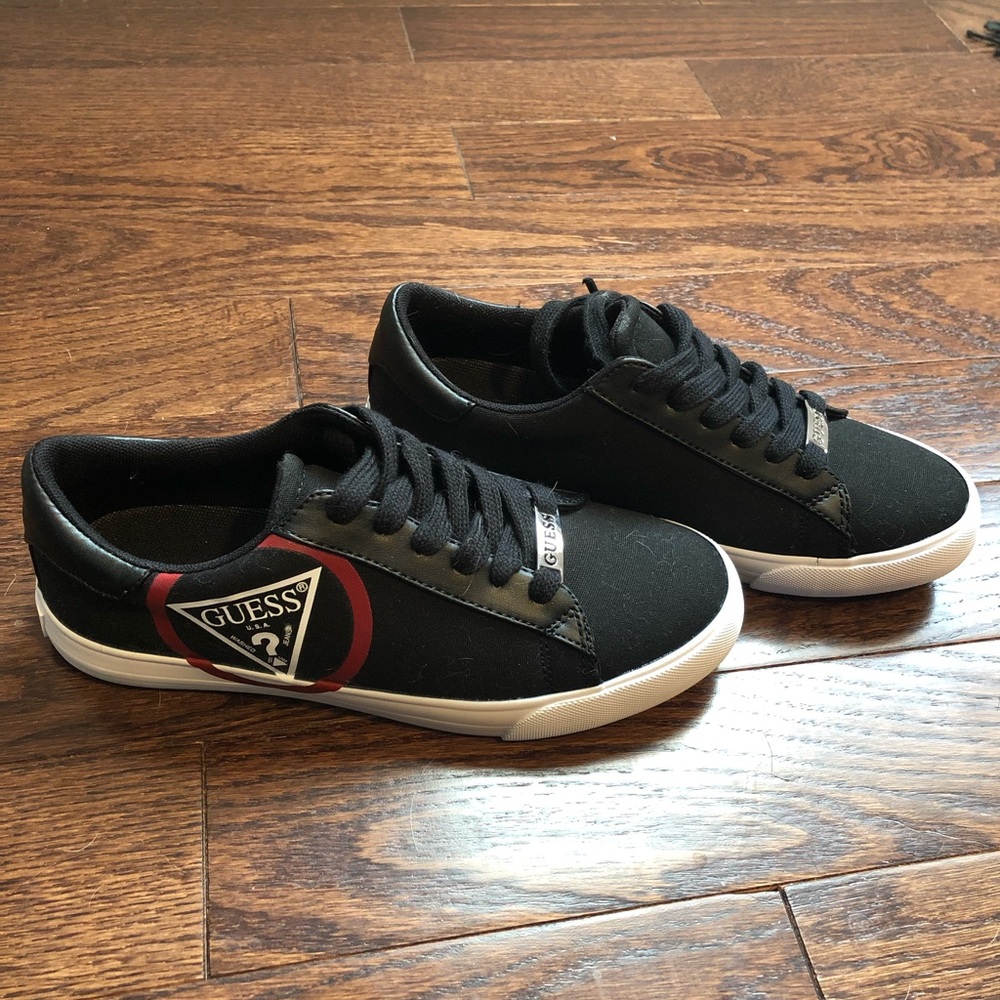 Guess Sneaker NWOT - Size 7